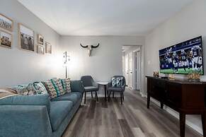 Lux Modern Getaway AT T Stadium Views King Bed
