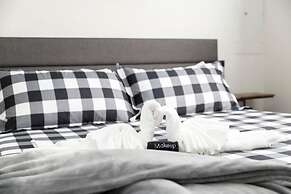Lux Modern Getaway AT T Stadium Views King Bed