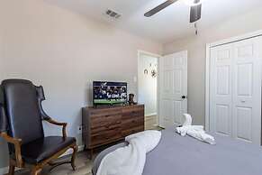 Lux Modern Getaway AT T Stadium Views King Bed
