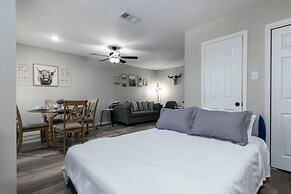 Lux Modern Getaway AT T Stadium Views King Bed