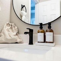 Lux Modern Getaway AT T Stadium Views King Bed