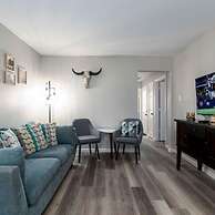 Lux Modern Getaway AT T Stadium Views King Bed