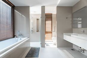 Laguna Park 4 Bedrooms Villa by NLA