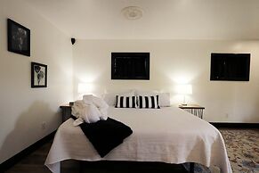 Inn Between the Lakes