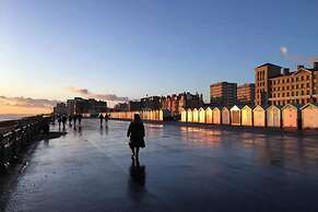 Spacious Central Hove Beach Flat