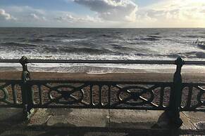 Spacious Central Hove Beach Flat