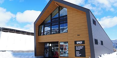 HOTEL LA VIGNE HAKUBA by Onko Chishin