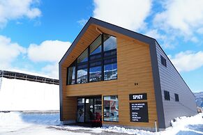 HOTEL LA VIGNE HAKUBA by Onko Chishin