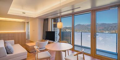 HOTEL LA VIGNE HAKUBA by Onko Chishin