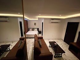 Luxurious 1 Bedroom Apartment with  Pool