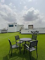 Luxurious 1 Bedroom Apartment with  Pool