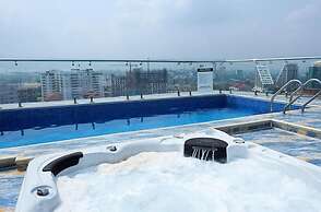 Luxurious 1 Bedroom Apartment with  Pool