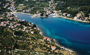 Room in Apartment - Charming Apartment Venilia Blue, Sleeps 4