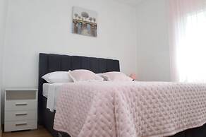 Room in Apartment - Charming Apartment Venilia Blue, Sleeps 4