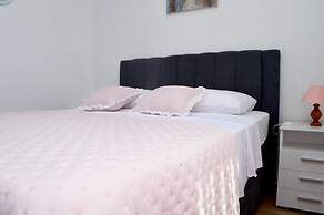 Room in Apartment - Charming Apartment Venilia Blue, Sleeps 4