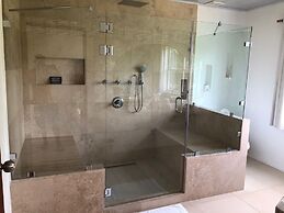 Emerald Luxe Suites