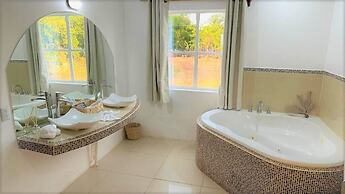Emerald Luxe Suites