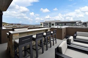 Stunning 4-bdr Penthouse With Rooftop Deck Ski-in out Access Pool hot 