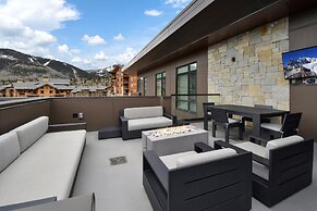 Stunning 4-bdr Penthouse With Rooftop Deck Ski-in out Access Pool hot 