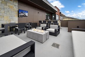 Stunning 4-bdr Penthouse With Rooftop Deck Ski-in out Access Pool hot 