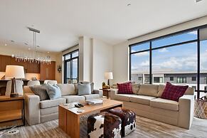 Stunning 4-bdr Penthouse With Rooftop Deck Ski-in out Access Pool hot 