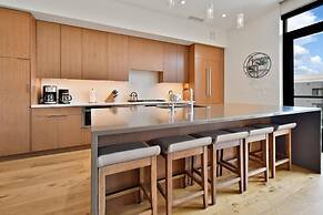 Stunning 4-bdr Penthouse With Rooftop Deck Ski-in out Access Pool hot 