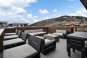 Stunning 4-bdr Penthouse With Rooftop Deck Ski-in out Access Pool hot 