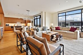 Stunning 4-bdr Penthouse With Rooftop Deck Ski-in out Access Pool hot 