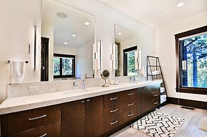 Chic Colony Ski-in Ski Out Villa Direct Access to Adventures at Park C