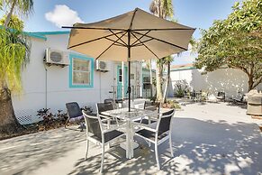 Hollywood Beach Bungalow Near Golf: Pets Welcome!