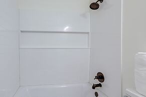 Modern Conyers Retreat - 9 Mi to Arabia Mountain!