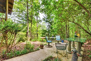 Rustic Cabin w/ Porches: 8 Mi to Tallulah Gorge!