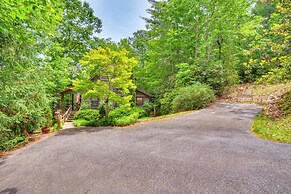 Rustic Cabin w/ Porches: 8 Mi to Tallulah Gorge!