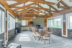 7 Mi to Downtown Fitzgerald: Spacious Home w/ Deck