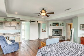 7 Mi to Downtown Fitzgerald: Spacious Home w/ Deck