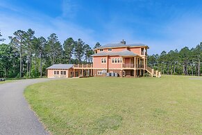 7 Mi to Downtown Fitzgerald: Spacious Home w/ Deck