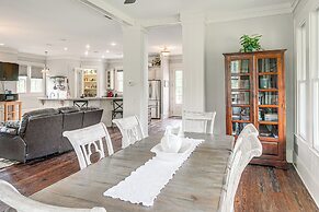 7 Mi to Downtown Fitzgerald: Spacious Home w/ Deck