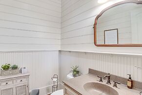 7 Mi to Downtown Fitzgerald: Spacious Home w/ Deck