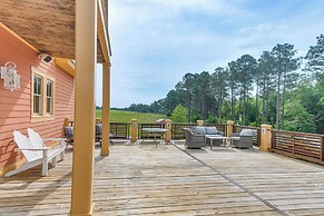 7 Mi to Downtown Fitzgerald: Spacious Home w/ Deck