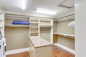 7 Mi to Downtown Fitzgerald: Spacious Home w/ Deck