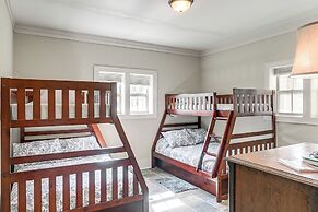 7 Mi to Downtown Fitzgerald: Spacious Home w/ Deck