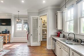 7 Mi to Downtown Fitzgerald: Spacious Home w/ Deck