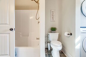 7 Mi to Downtown Fitzgerald: Spacious Home w/ Deck