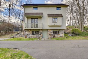 Charming Greenwich Escape Near Wooded Trails!