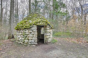 Charming Greenwich Escape Near Wooded Trails!