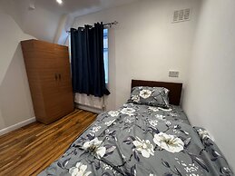 Lovely 6-bed House in Windsor