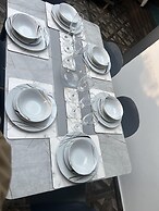 Lovely 6-bed House in Windsor