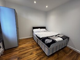 Lovely 6-bed House in Windsor