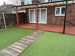 Lovely 6-bed House in Windsor