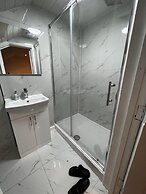 Lovely 6-bed House in Windsor